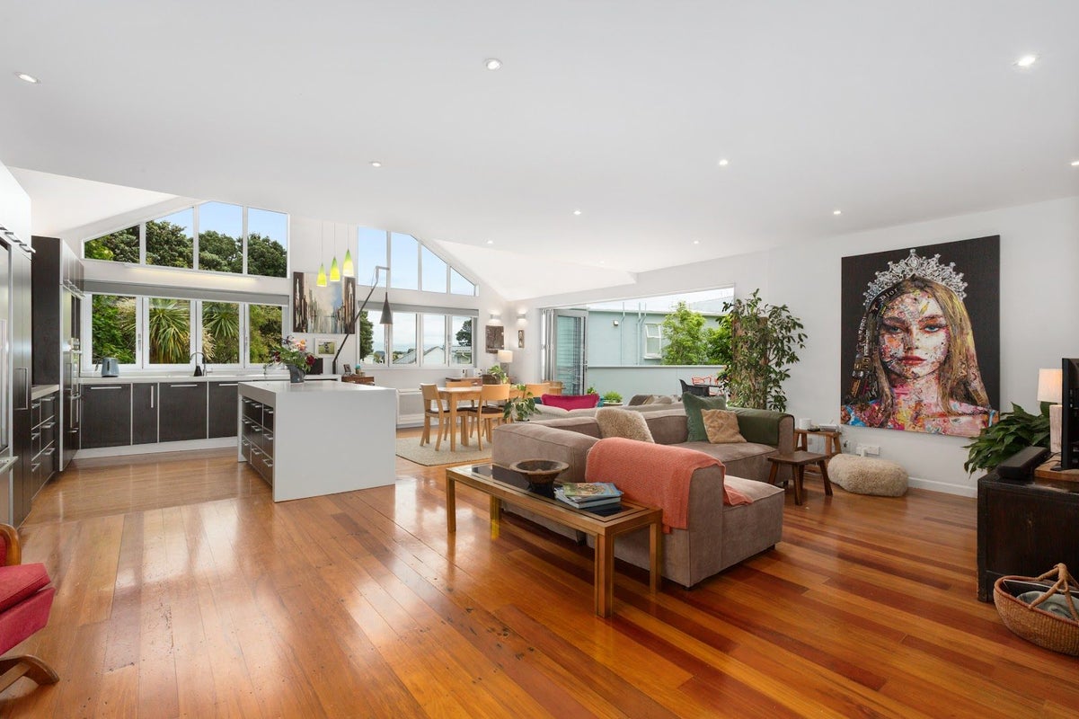 15 Kowhai Street, Eastbourne, Lower Hutt - Carousel 1
