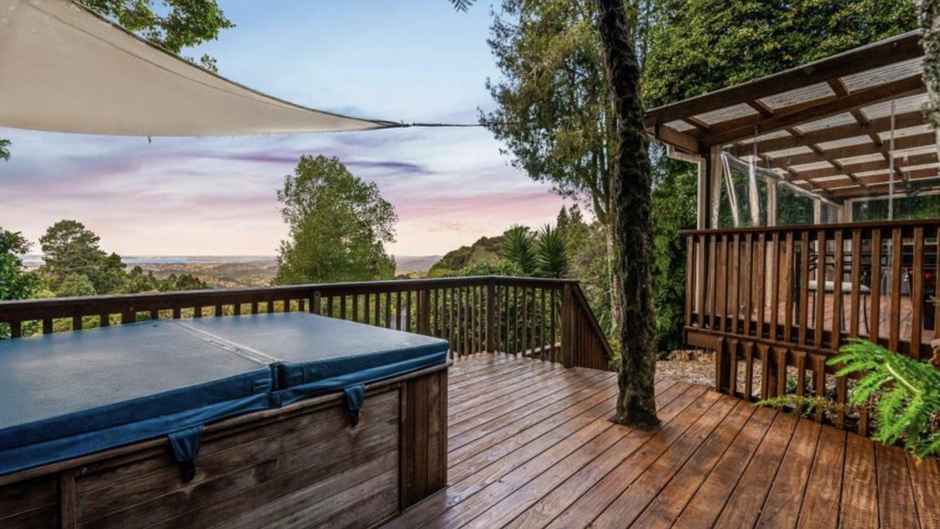 894 West Coast Road, Waiatarua, Auckland - Carousel 1