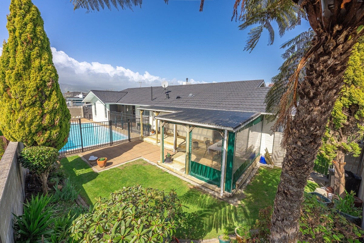 8 Knights Grove, Otaki - Carousel 2