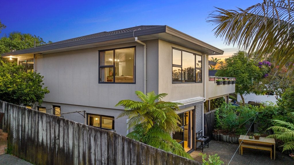 33 Peretao Rise, The Gardens, Auckland - Carousel 50