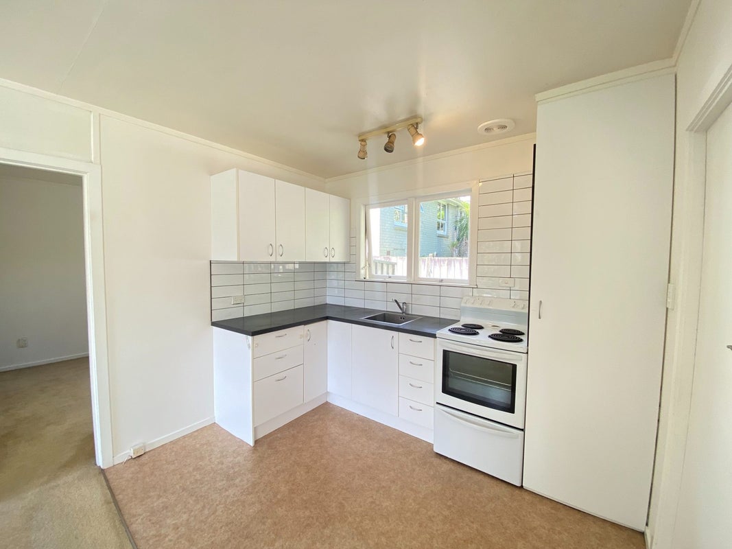 1/2 Derwent Crescent, Titirangi, Auckland - Carousel 2