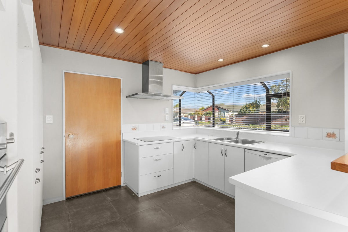 26 Broadfell Avenue, Avonhead, Christchurch - Carousel 2