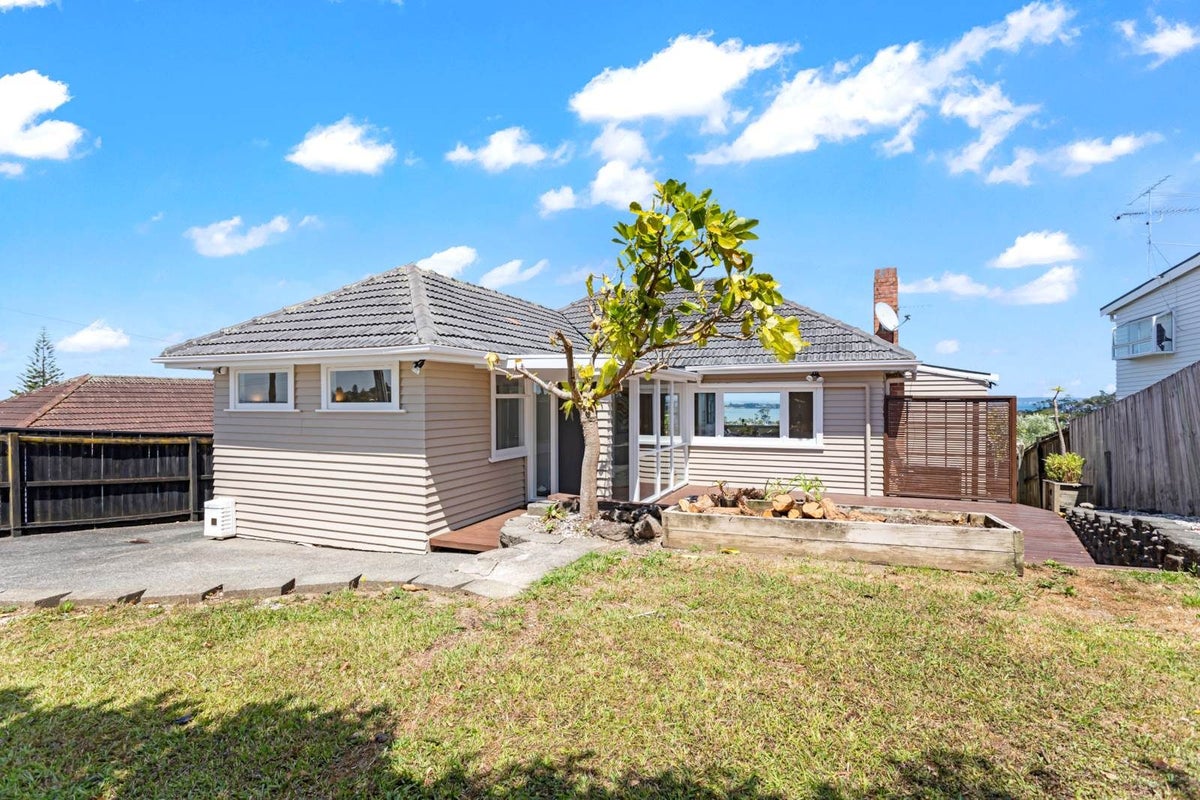 81 Carlton Street, Hillsborough, Auckland - Carousel 1