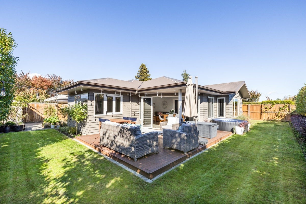 6 Barcroft Street, Frimley, Hastings - Carousel 1