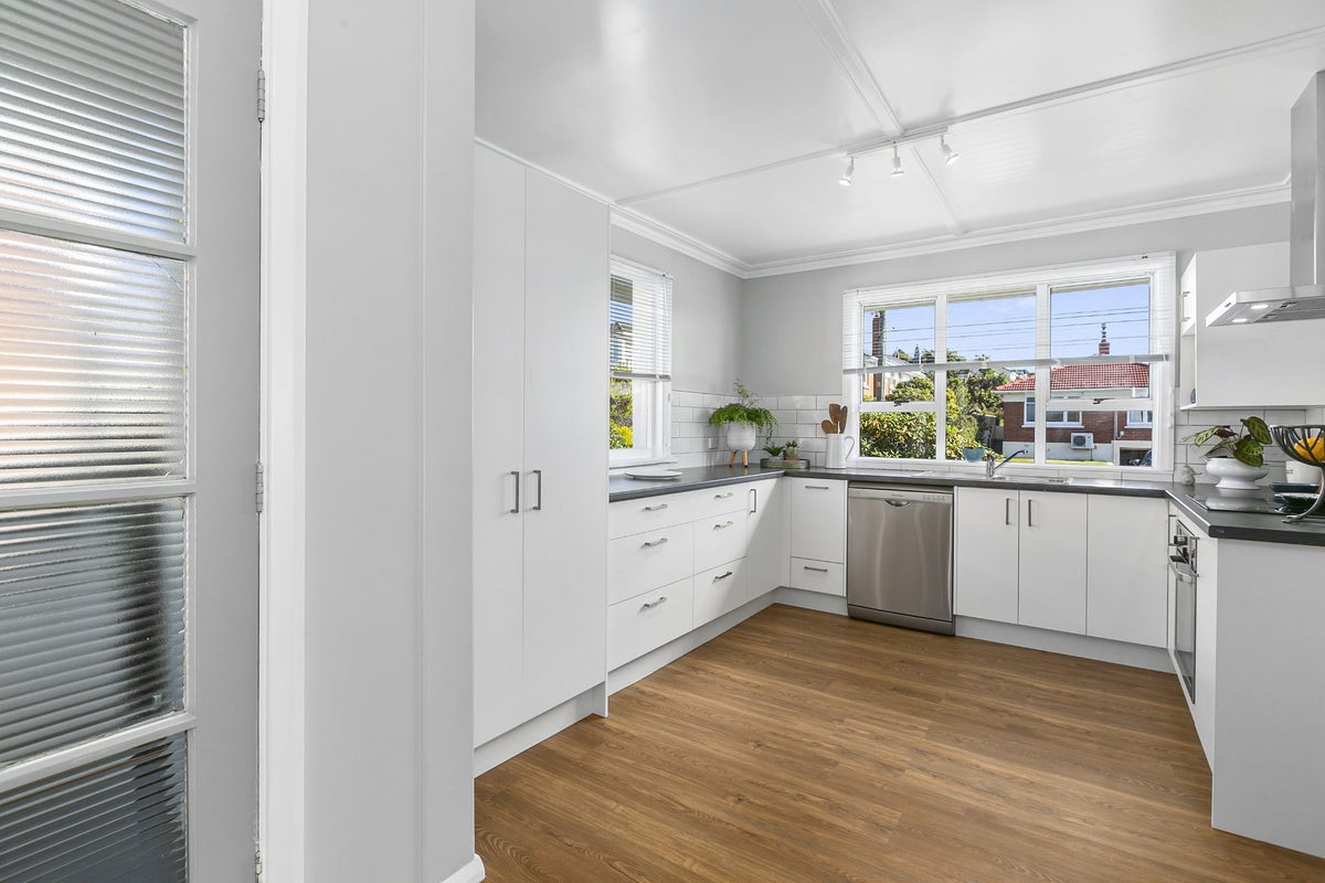 137 Easther Crescent, Kew, Dunedin - Carousel 2