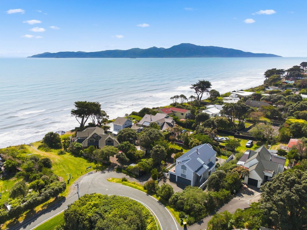 24 Kohutuhutu Road, Raumati Beach, Paraparaumu - Carousel 2