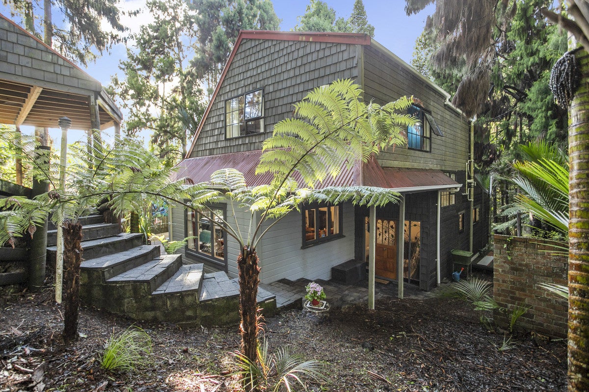 208 Woodlands Park Road, Titirangi, Auckland - Carousel 1