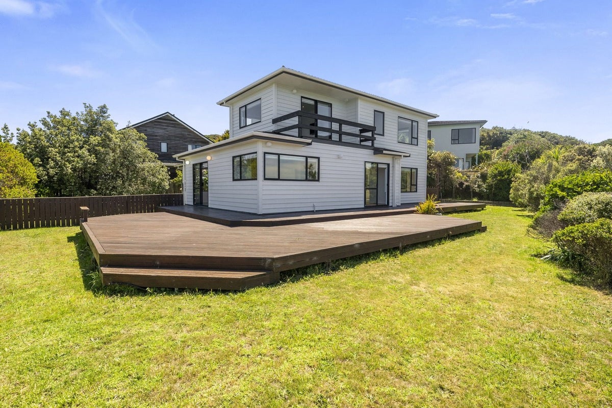 15 Bury Grove, Strathmore Park, Wellington - Carousel 2
