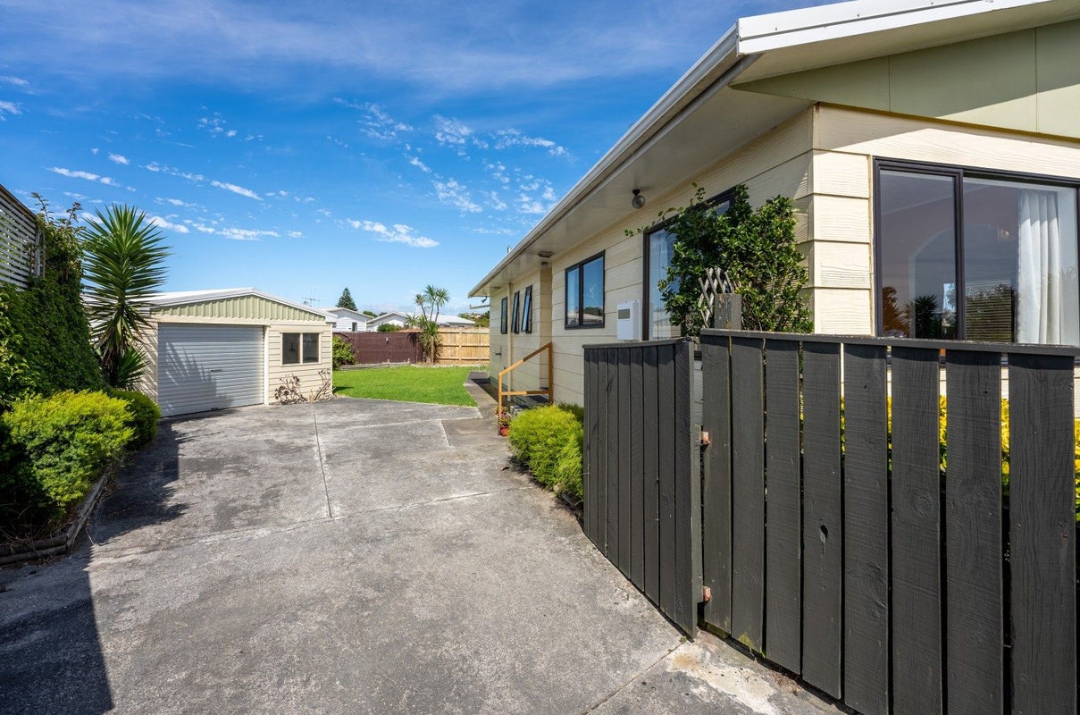11 Simcox Street, Otaki Beach, Otaki - Carousel 1