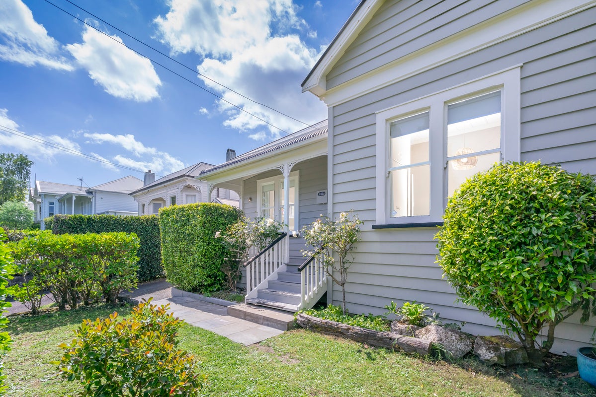 13 Leslie Avenue, Sandringham, Auckland - Carousel 1