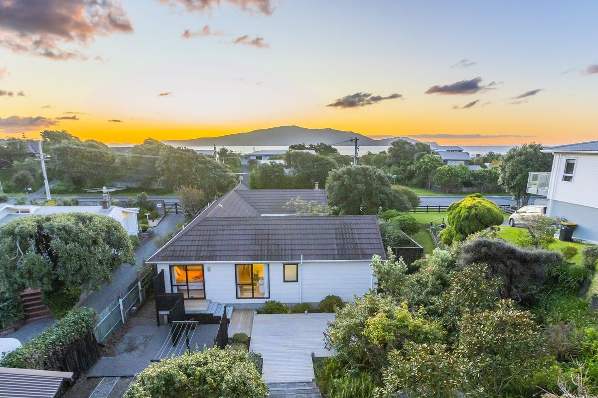 50 Field Way, Waikanae Beach, Waikanae - Carousel 1