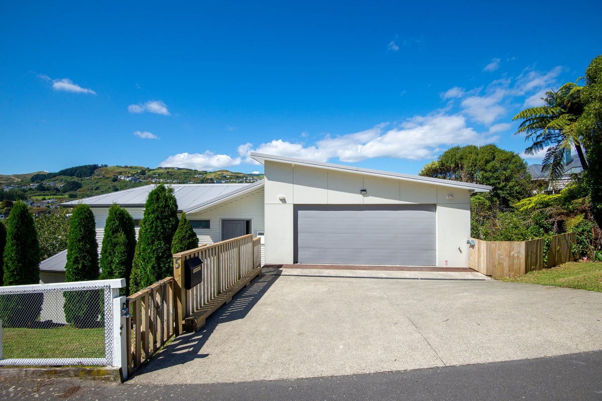 5 Hampton Hill Road, Tawa, Wellington - Carousel 1