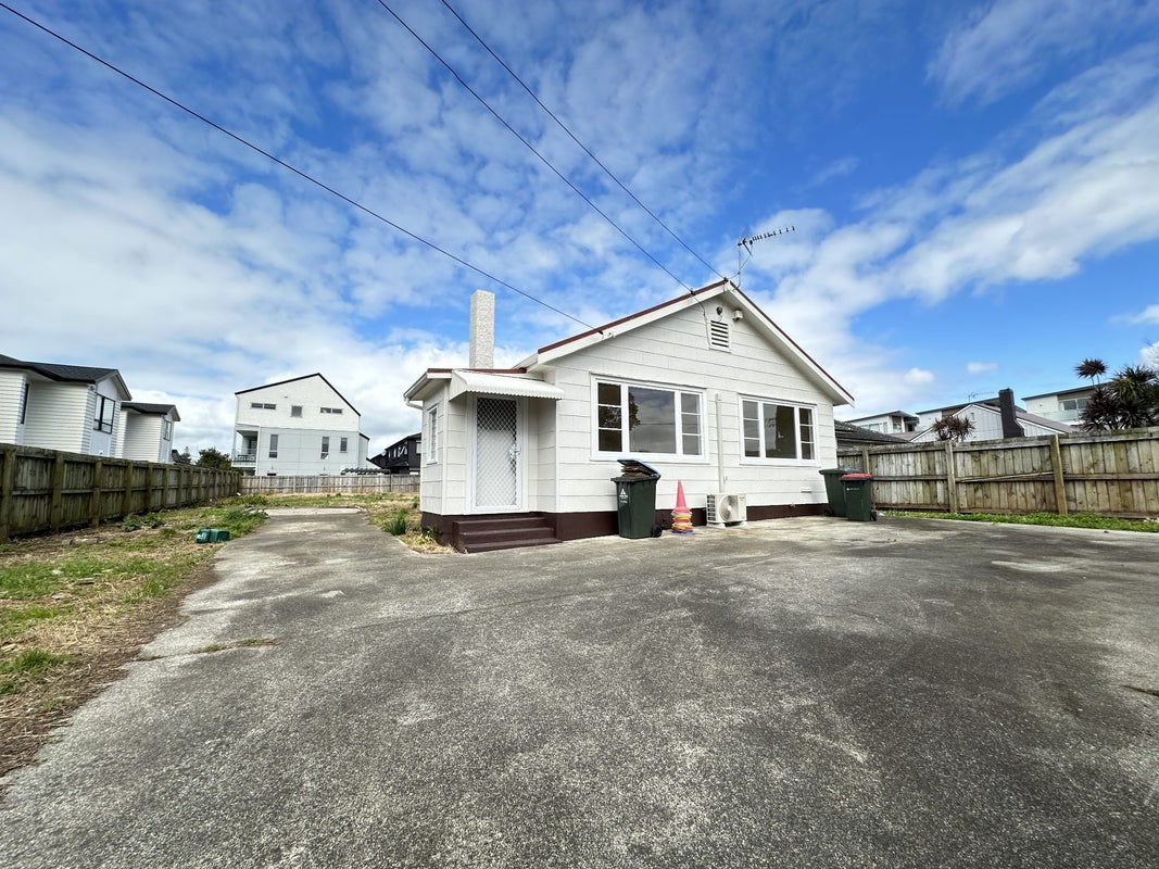 6 Ropata Avenue, Point England, Auckland - Carousel 1