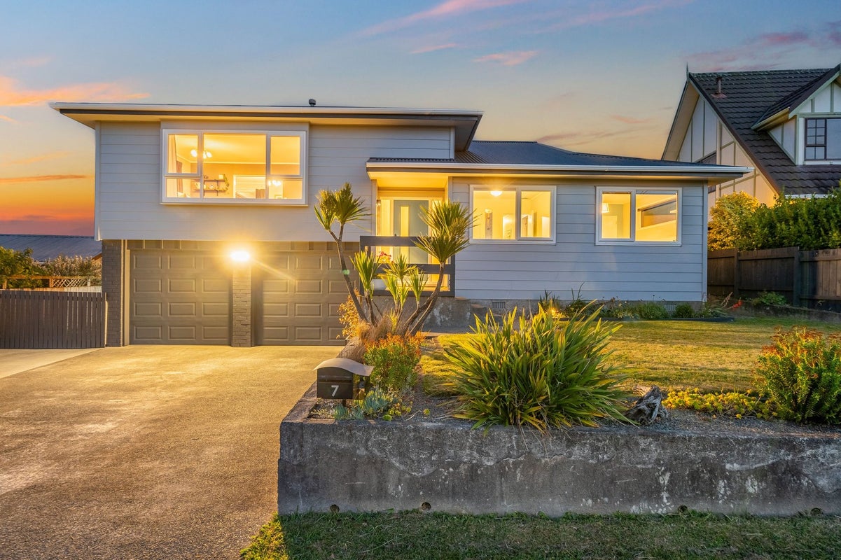 7 James Cook Drive, Whitby, Porirua - Carousel 1