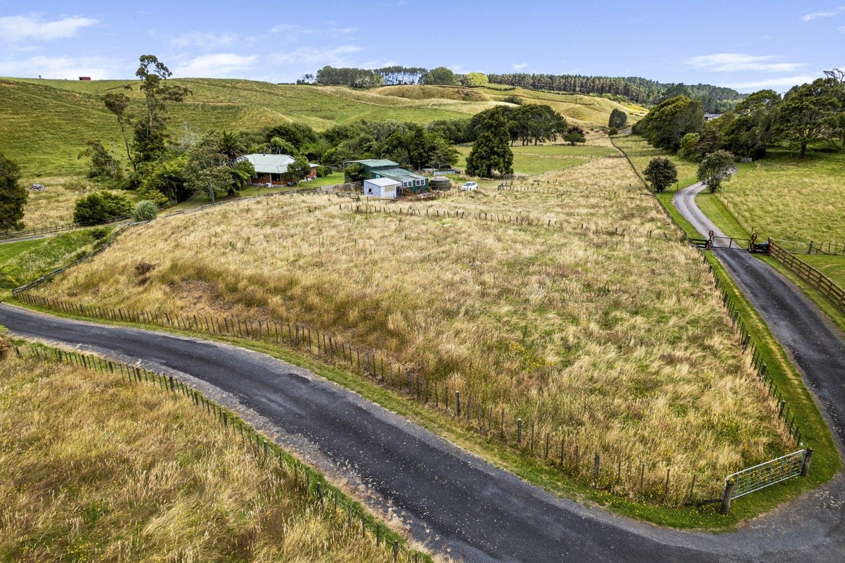 77 Dorset Road, Hillsborough, New Plymouth - Carousel 48