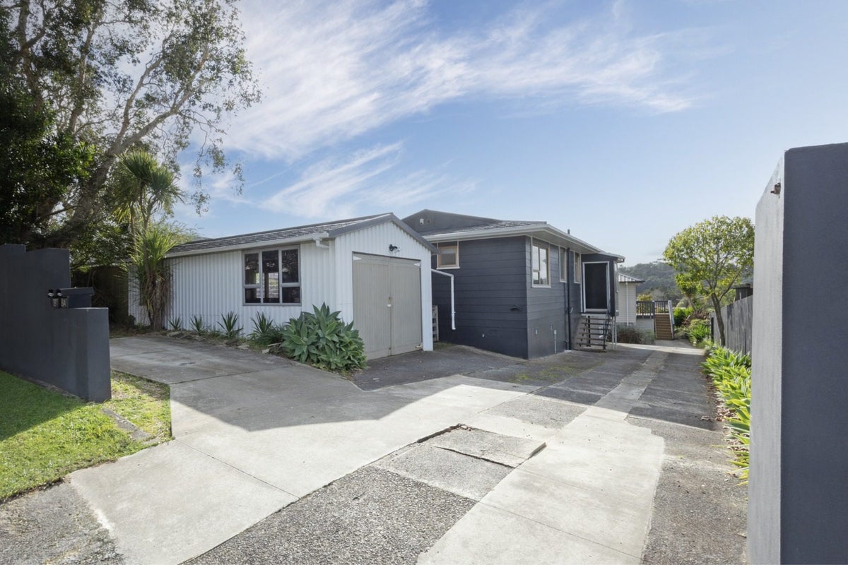 8 Aquarius Avenue, Glen Eden, Auckland - Carousel 2