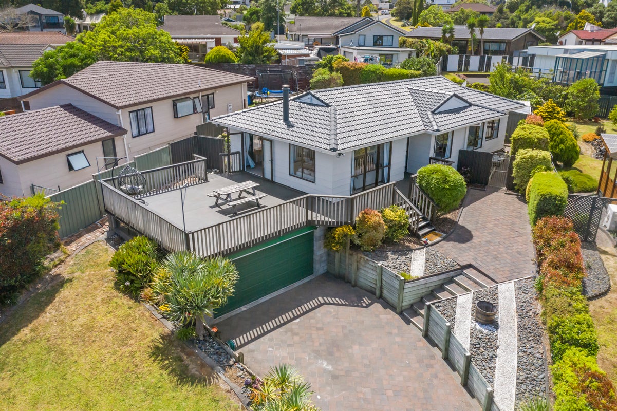 8 Crail Court, Totara Heights, Auckland - Carousel 1