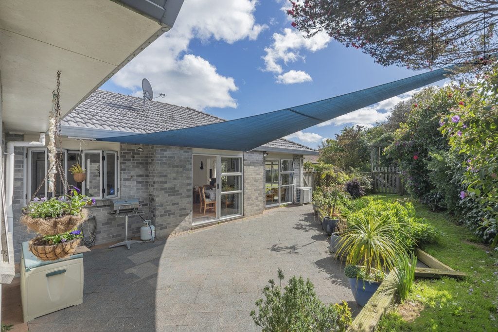 27 Trossach Place, Wattle Downs, Auckland - Carousel 1