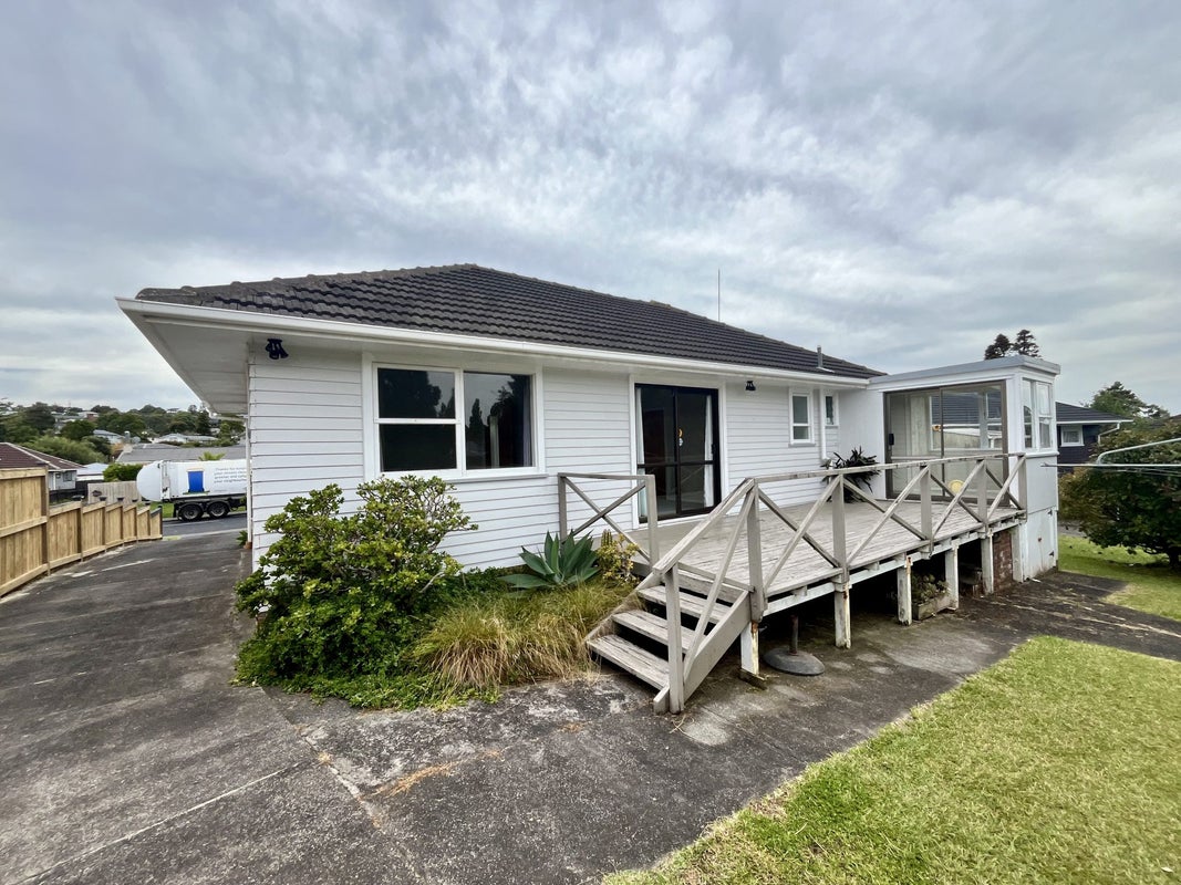 11 La Rosa Street, Green Bay, Auckland - Carousel 1
