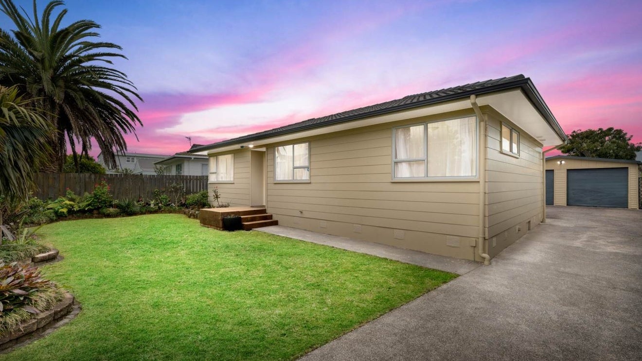 96 Beach Road, Te Atatu Peninsula, Auckland - Carousel 1
