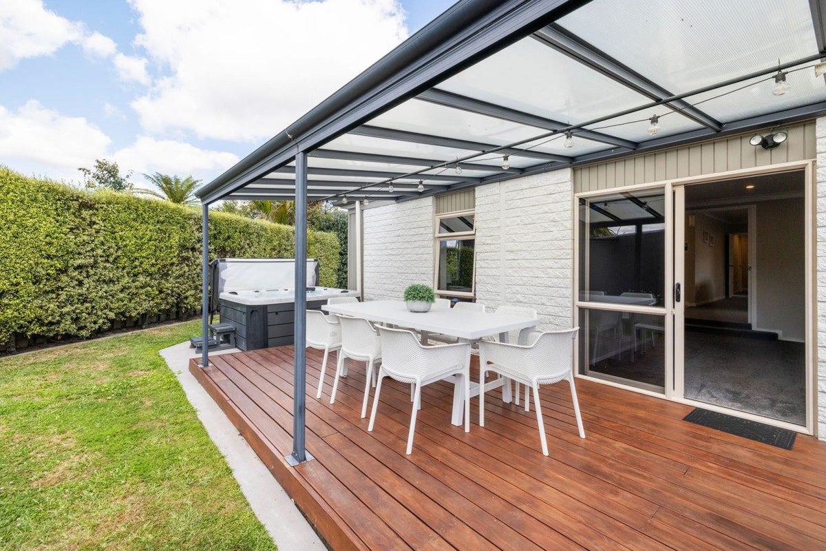 9 Grassy Downs Place, St Andrews, Hamilton - Carousel 2