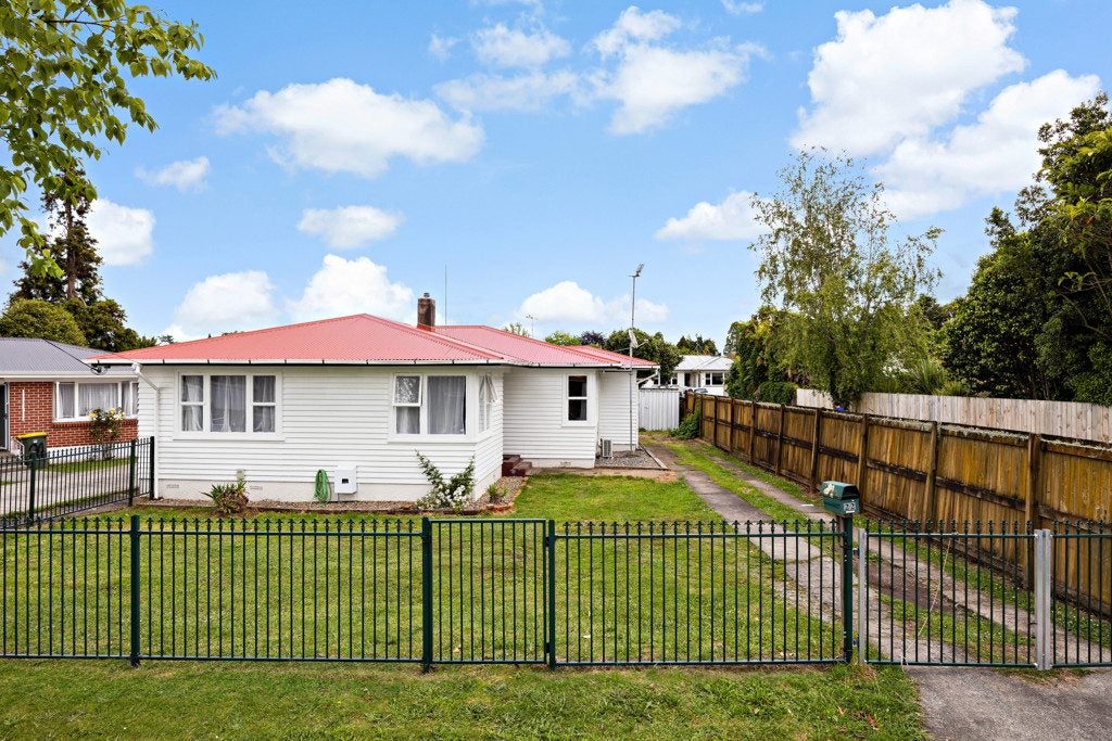 22 Brocas Avenue, Hillcrest, Hamilton - Carousel 1