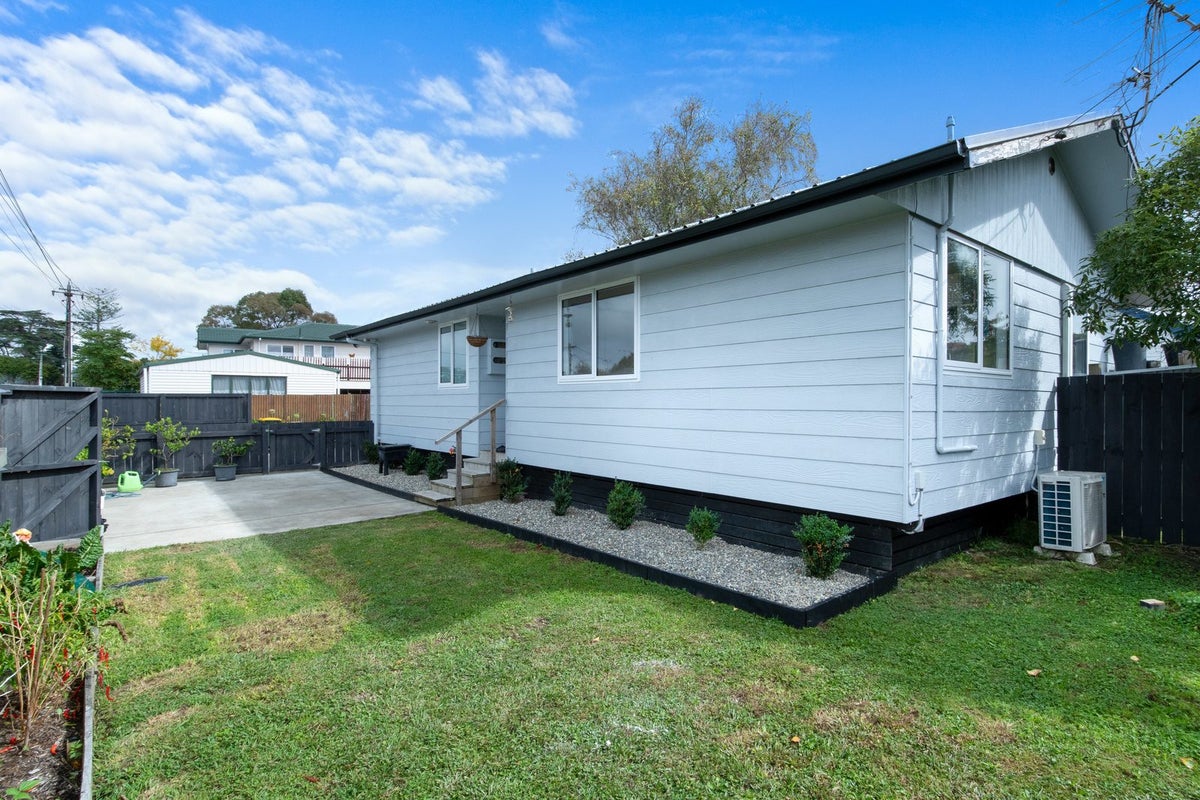 2/17 Glen Road, Ranui, Auckland - Carousel 1