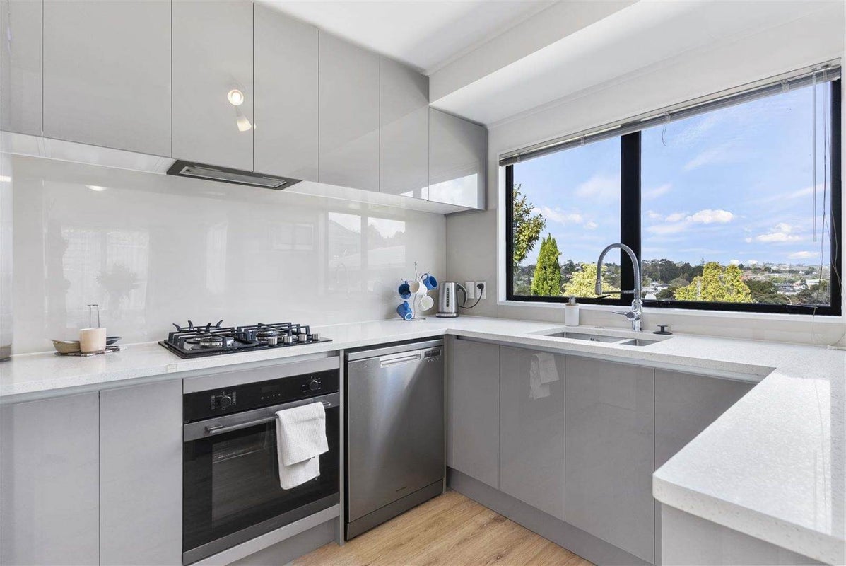 2/11 Valecrest Place, Bayview, Auckland - Carousel 2