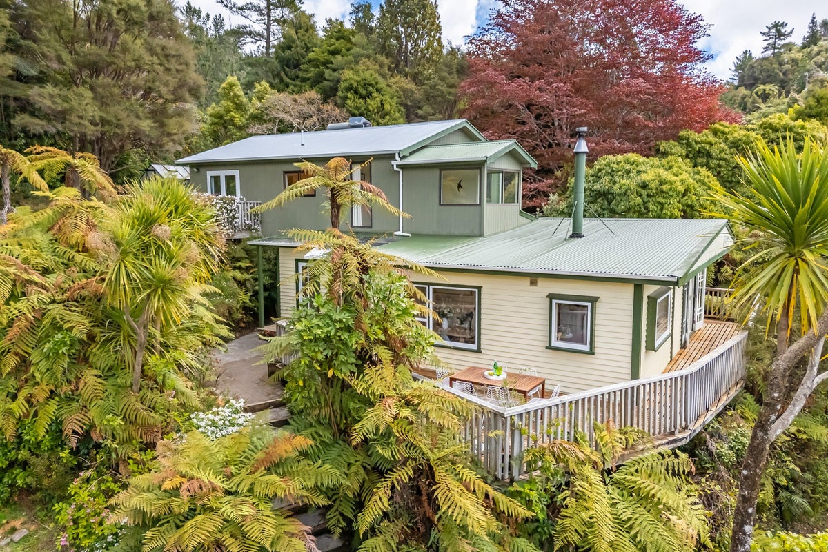 17 Avian Crescent, Blue Mountains, Upper Hutt - Carousel 1