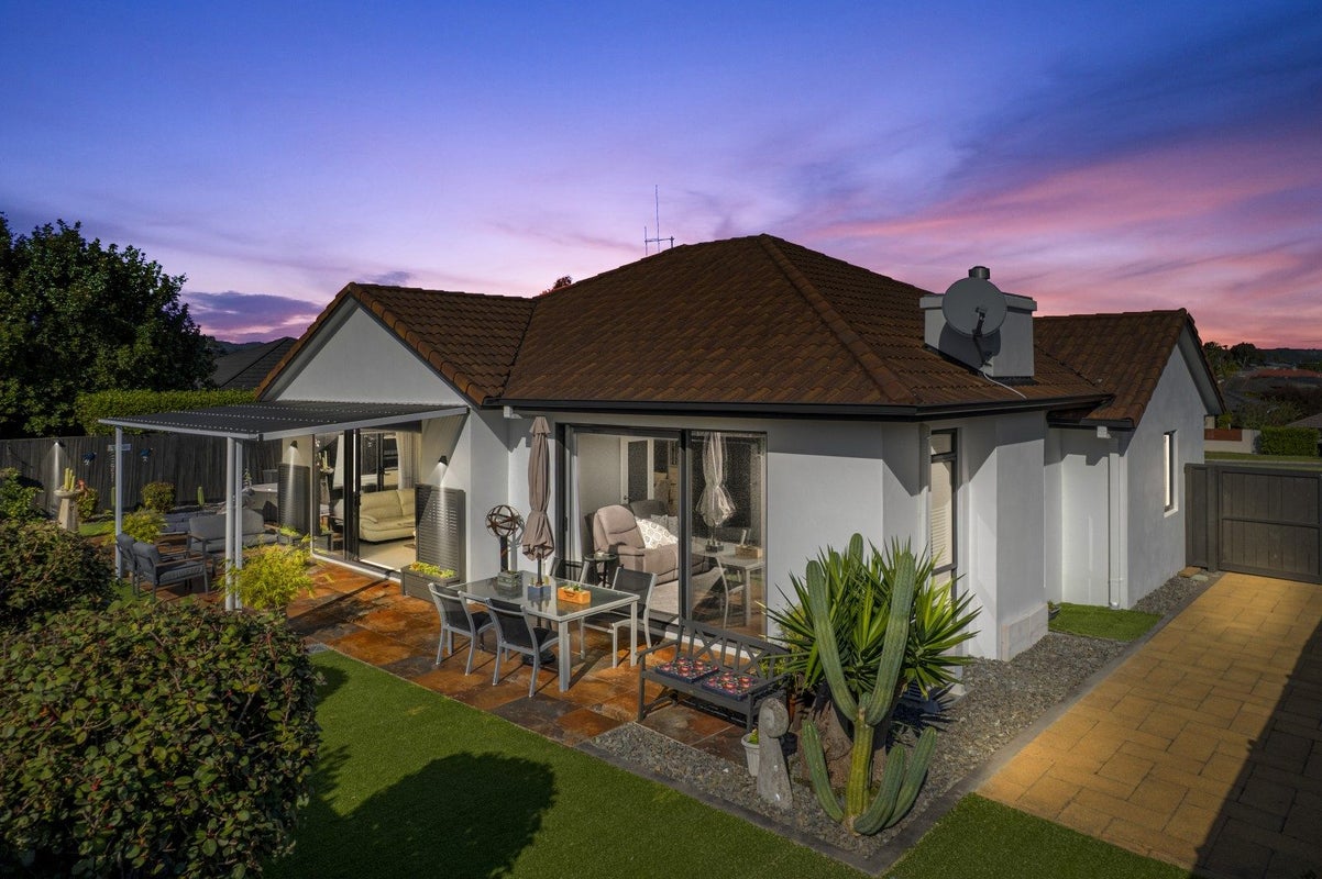 39 Inverness Drive, Pyes Pa, Tauranga - Carousel 1