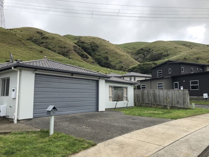 5 Yarnbrook Grove, Churton Park, Wellington - Carousel 1