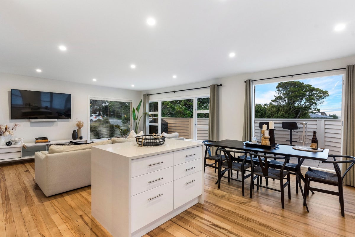 1/556 East Coast Road, Windsor Park, Auckland - Carousel 2