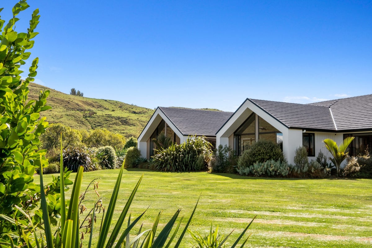 82 Scarlys Way, Okitu, Gisborne - Carousel 1