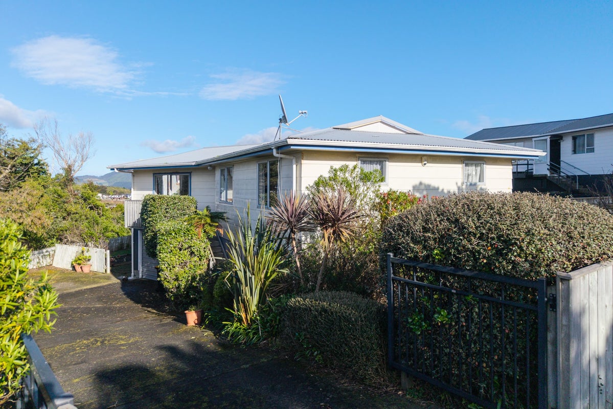160 Conclusion Street, Ascot Park, Porirua - Carousel 1