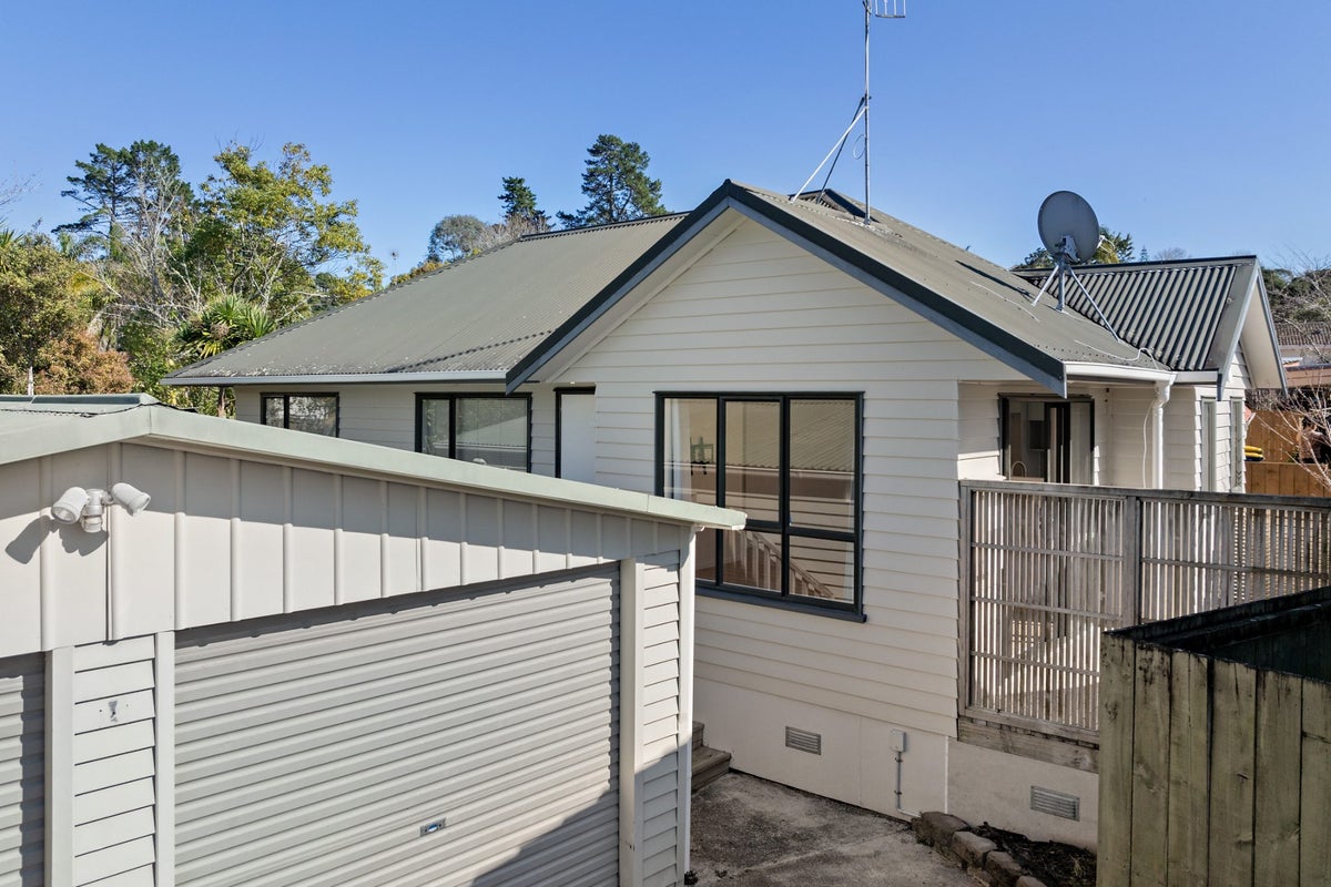 8A Coey Place, Glen Eden, Auckland - Carousel 1