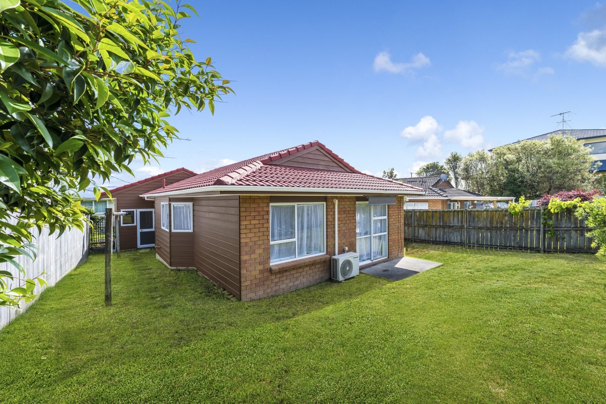 2/5 Newington Road, Henderson, Auckland - Carousel 2