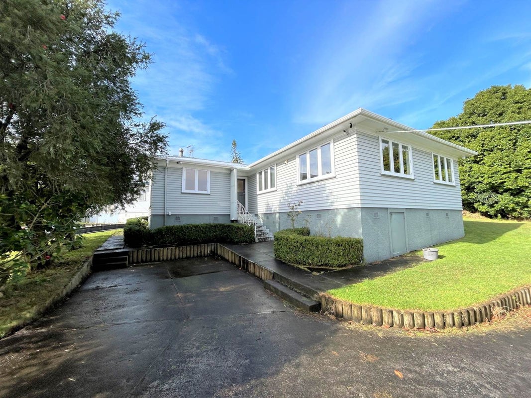 14 Springside Place, New Lynn, Auckland - Carousel 1