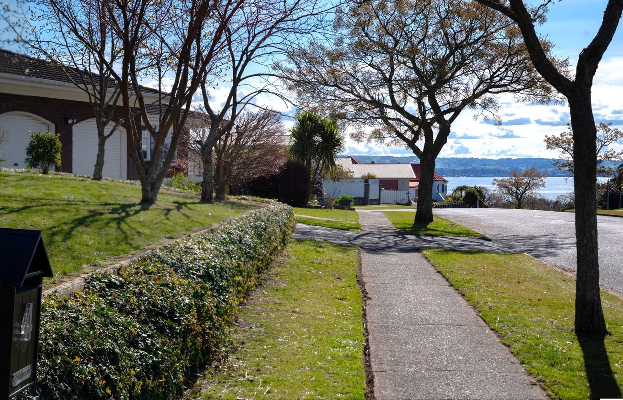 4 Aquarius Drive, Kawaha Point, Rotorua - Carousel 2