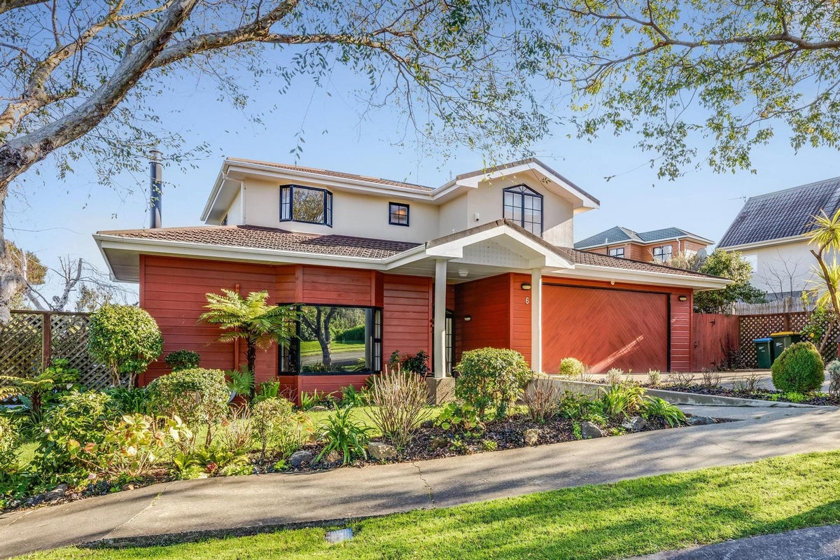 6 Samwell Drive, Whitby, Porirua - Carousel 1