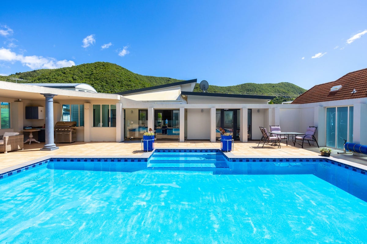 29 Beach Road, Waikawa, Picton - Carousel 1