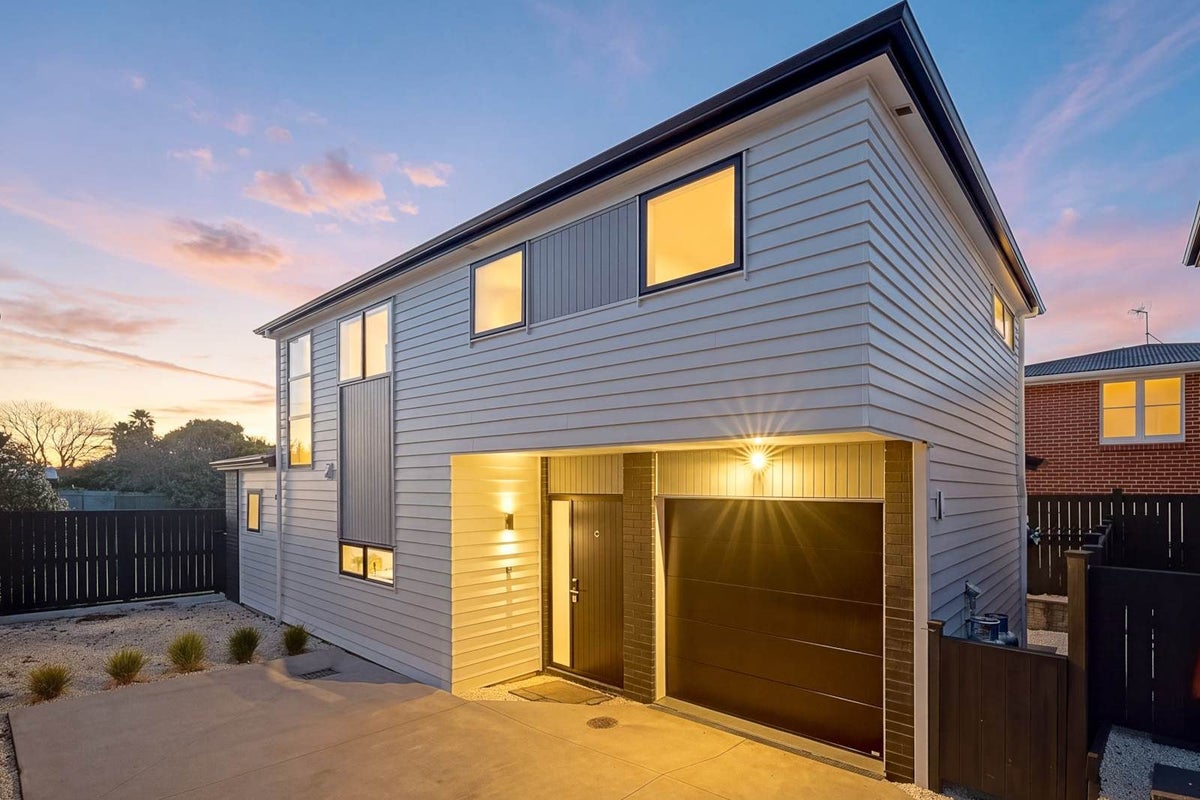 101C Beach Road, Te Atatu Peninsula, Auckland - Carousel 2