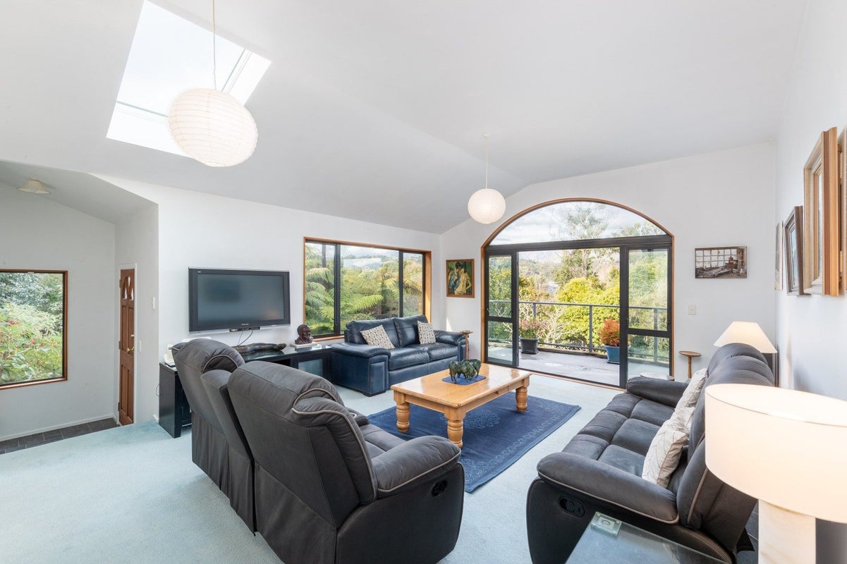 39 Kahikatea Lane, Brown Owl, Upper Hutt - Carousel 1