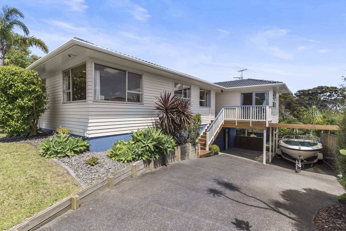 17 Tamahere Drive, Glenfield, Auckland - Carousel 1