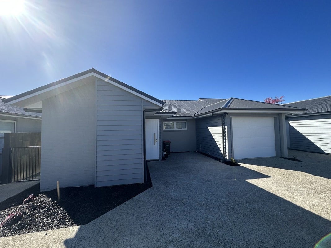 2/2 Rumney Street, Fairfield, Hamilton - Carousel 1
