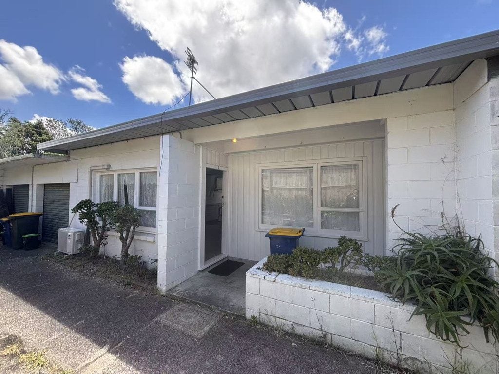2/66 Flanshaw Road, Te Atatu South, Auckland - Carousel 1