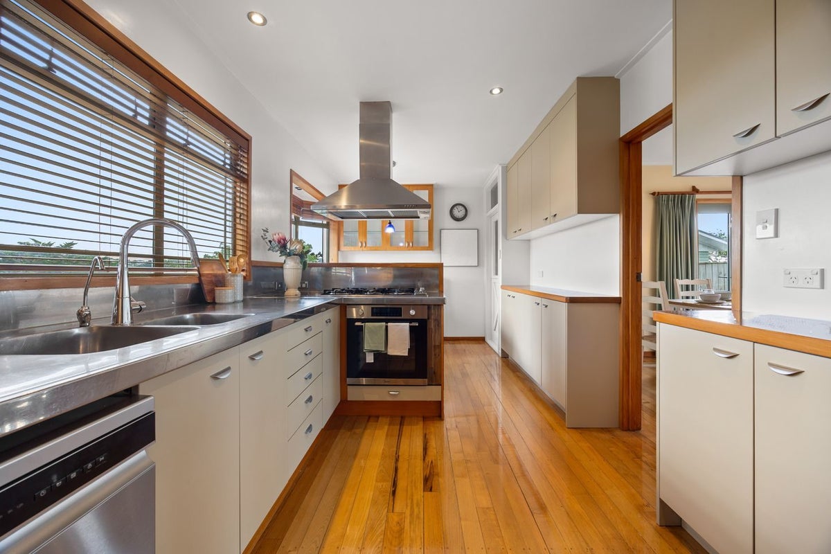 11 Cheriton Road, Mellons Bay, Auckland - Carousel 1