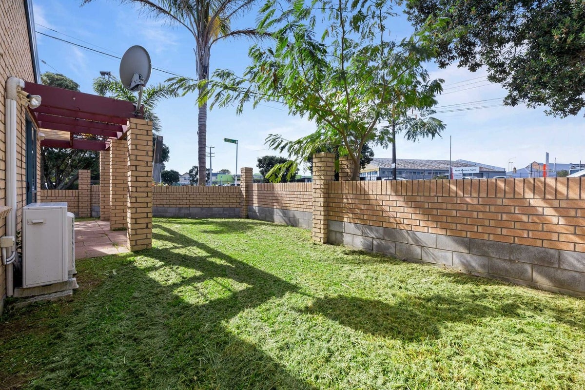 2 Reid Road, New Lynn, Auckland - Carousel 10