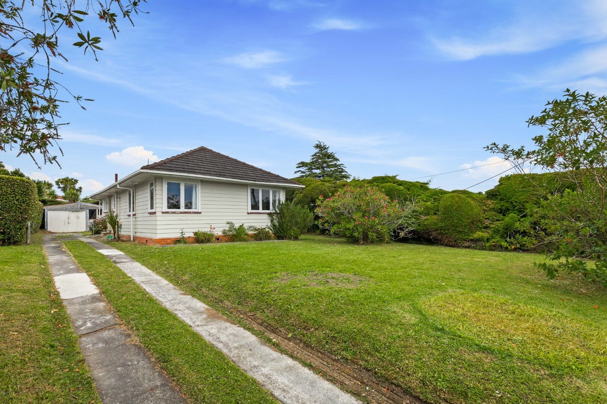 30 Amberley Avenue, Te Atatu South, Auckland - Carousel 1