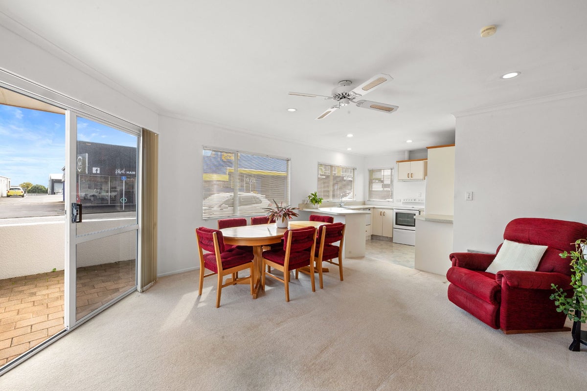 1 Strandon Place, Strandon, New Plymouth - Carousel 2