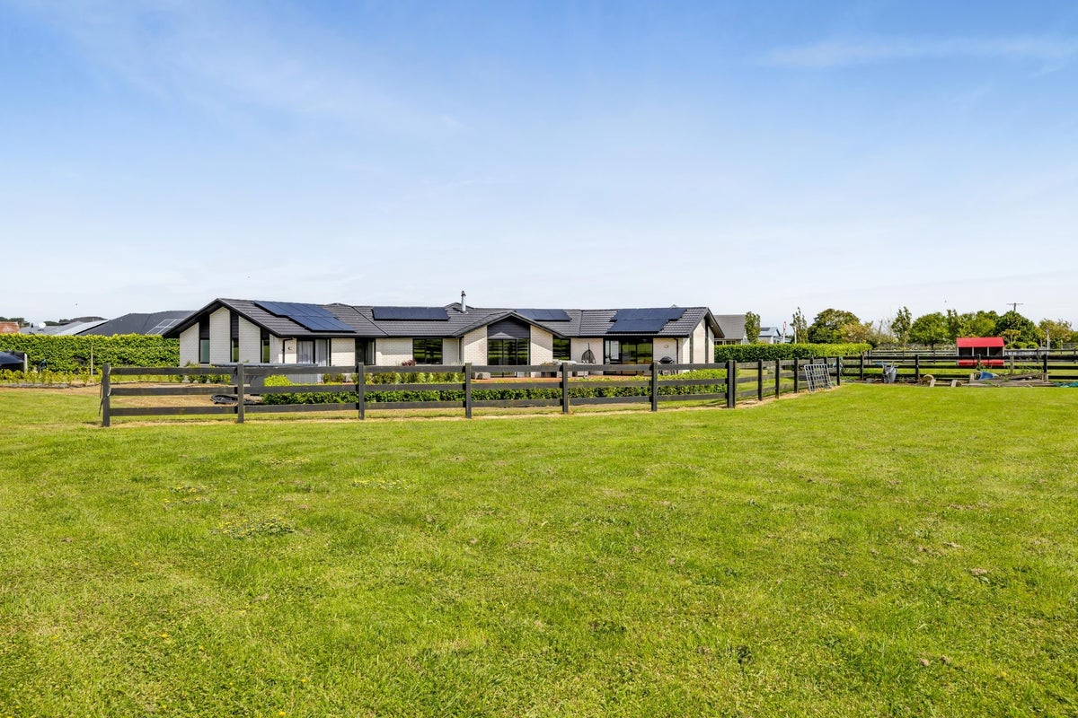 1 Larlin Drive, Hawera - Carousel 1
